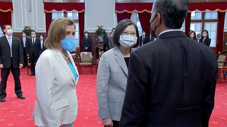 台湾の蔡英文総統と会談するペロシ米下院議長（3日）