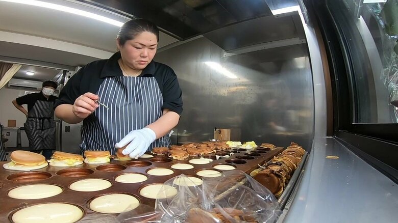 大判焼きを作る店主・木村まりさん