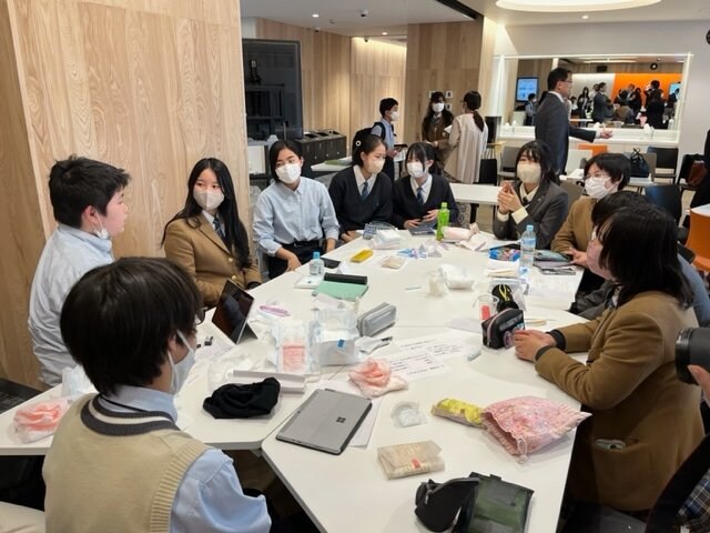 ワークショップでは生徒が生理用品について意見交換を行った
