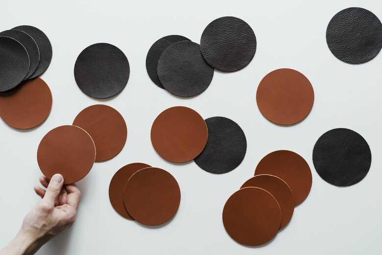 使用した革（提供：土屋鞄製造所）