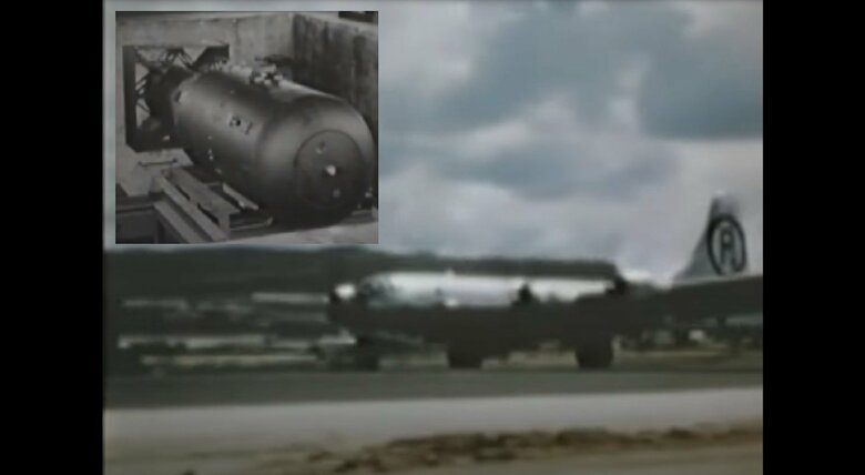 広島に原爆を投下した爆撃機「エノラ・ゲイ」と原爆「リトルボーイ」(資料)