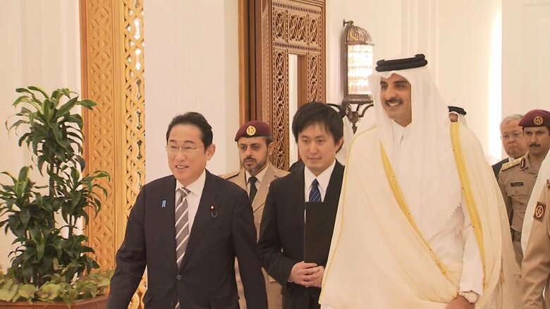 カタールのタミム首長（右）と会談した岸田首相