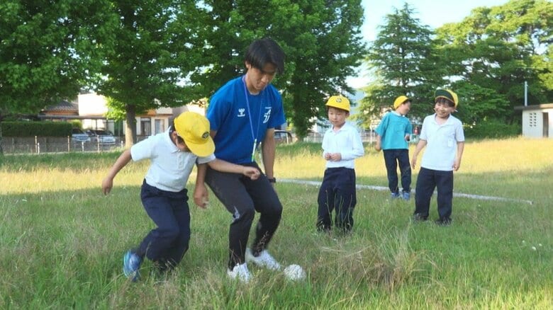 公園でサッカーを楽しむことも