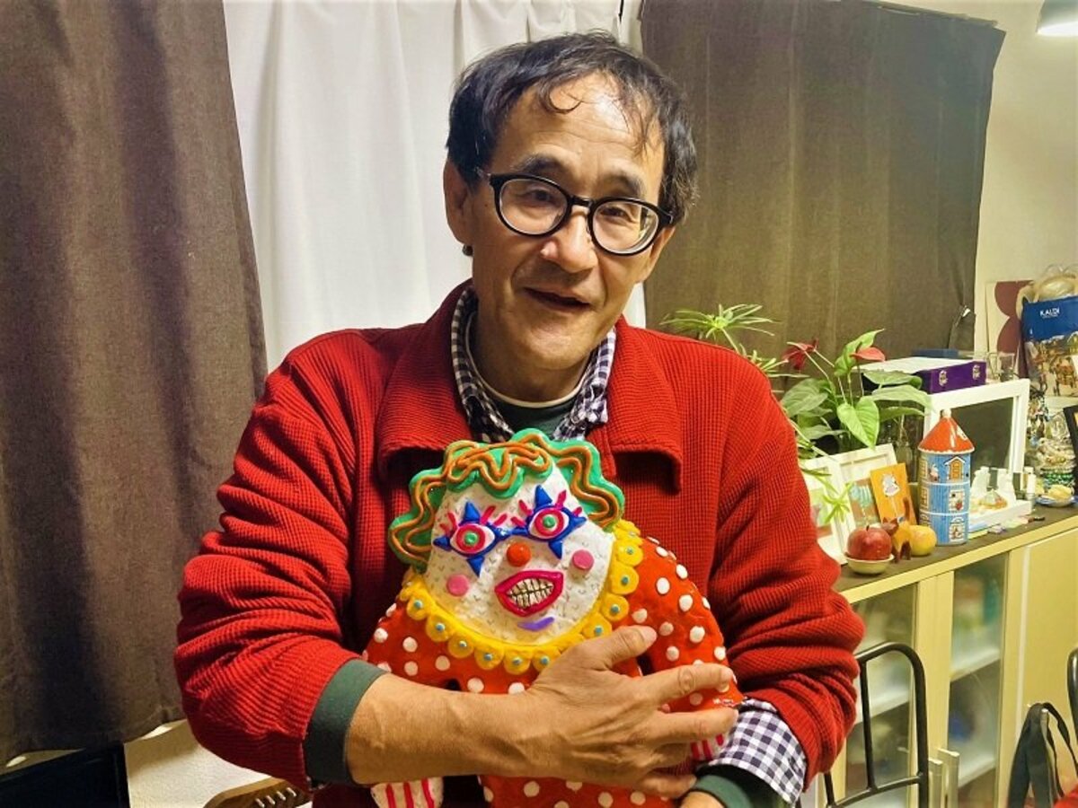奇妙な人形「へんな人」を作るのは“普通の人”か 深夜0時の創作活動は
