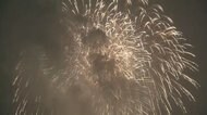 夜空を見上げて笑顔に 新型コロナ収束願い各地で花火