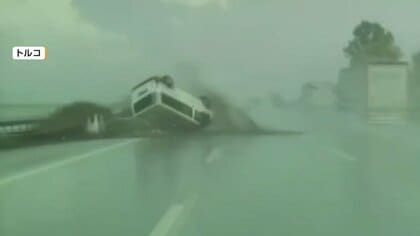 「雨の日は運転注意」水しぶき上げ走行　次の瞬間スリップして分離帯に激突　一回転して真っ逆さまに　トルコ