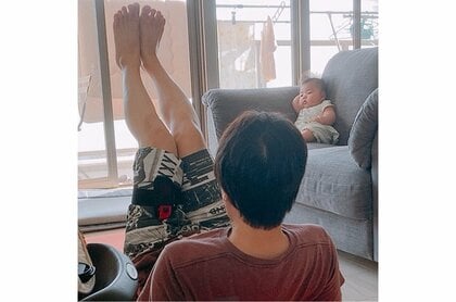 トレーニング中のパパを尻目にくつろぐ赤ちゃんの貫禄がスゴい! 半端ない“大物感”は他にも…