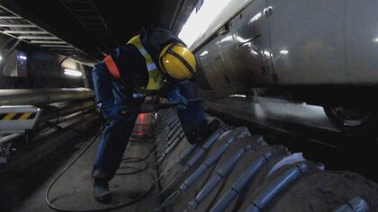 「雪落とし部隊」が待機…関東地方で大雪も東海道新幹線は“最大10分程の遅れ”のみ JR東海の入念な雪対策