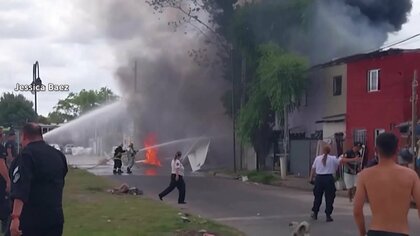 小型機が住宅地に突っ込み大量の黒煙上げながら炎上…少なくとも操縦士ら2人死亡　住宅に一時閉じ込められた住人を消防隊が救助　アルゼンチン