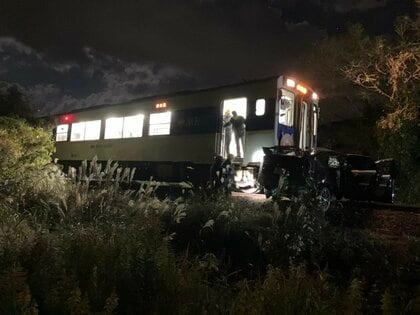 【速報】踏切付近で車と列車が接触 車に乗っていた3人が病院へ搬送 事故の影響で一部区間で運転見合わせ