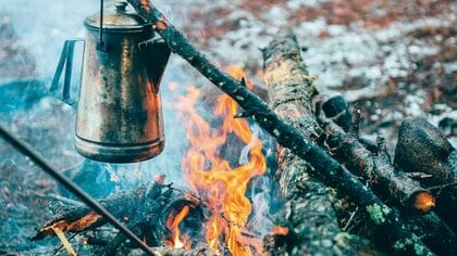 ハマるのは“自分で生きる強さ”を求めているから？プロに聞いた魅力と“生活のための焚き火”テクニック