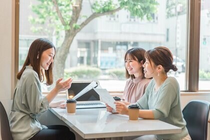 友人などに自分の話し方を見てもらい、アドバイスしてもらうのも有効(画像はイメージ)