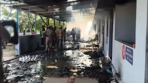 インド南部の爆竹工場で爆発事故、少なくとも20人が死亡　化学物質を混ぜる際の摩擦が原因か