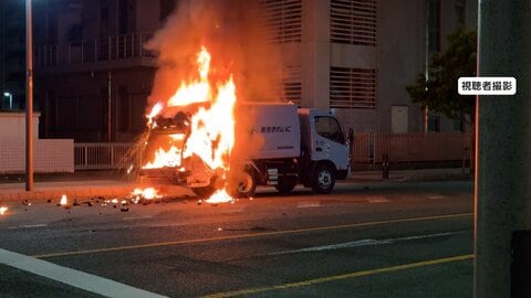 未明の街でゴミ収集車が爆発炎上　勢い増す炎に慌てて逃げ出す人も　回収したスプレー缶が原因か　福岡市