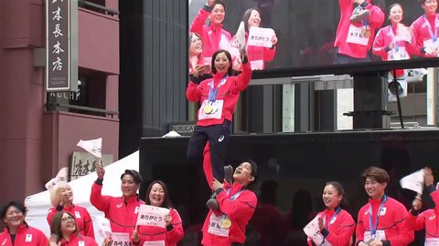 りくりゅうペアは豪快なリフトを披露…ミラノ・コルティナ五輪・パラ応援感謝パレードに大勢のファン集結