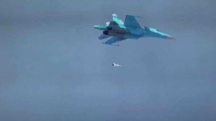 主翼と誘導装置を取り付けたKAB-250グライダー爆弾を投下するSu-34戦闘爆撃機