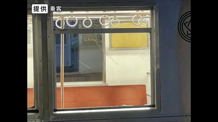 割れた窓ガラス(乗客提供)