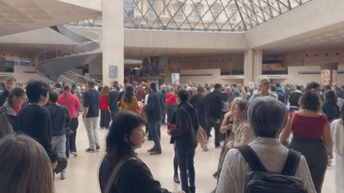 ピラミッドの下は避難した人たちで混雑していた　