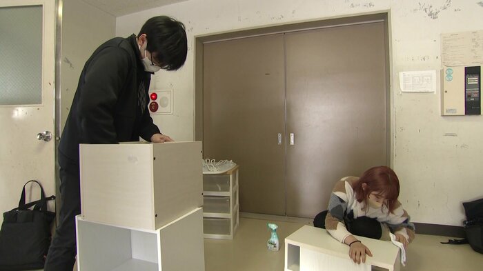 不用品の清掃をする学生たち