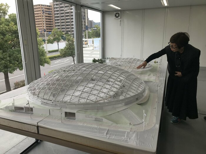 現場事務所の模型で説明する妹島さん