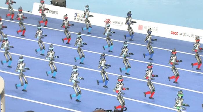 開会式では人型ロボットの一糸乱れぬ行進が披露された