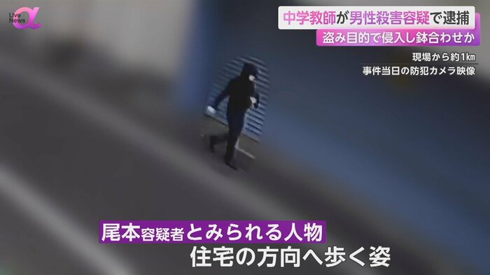 上下黒い服にフードをかぶっている