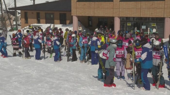 たくさんのスキー客でにぎわう