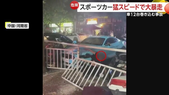 柵をまたぎ転ぶ男(中国SNSより)