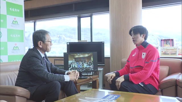 グッズの寄贈を提案する西沢選手