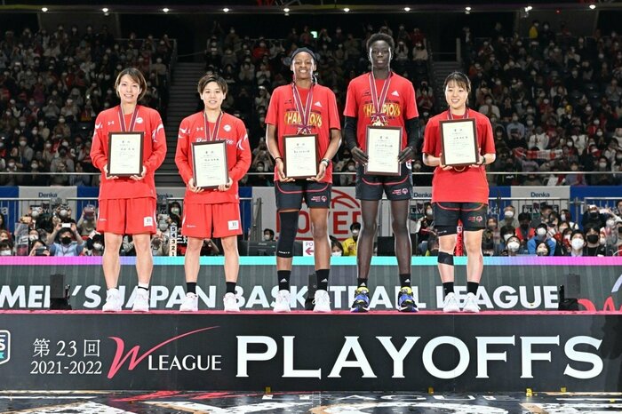 プレーオフベスト5(左から篠崎選手、町田選手、馬瓜選手、ソハナ選手、山本選手)