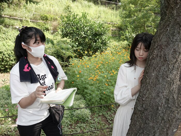 咲役・桜田ひよりさん(右)に演出する平野監督(左)