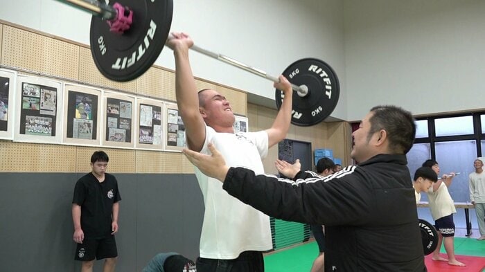 柔道部との朝練を行っている