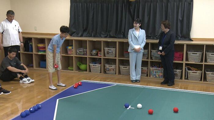 中高生の「ボッチャ」の試合をご覧になる愛子さま