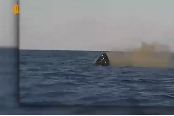（沈み始めたロシアの無人水上艇　ウクライナ海軍公式映像）
