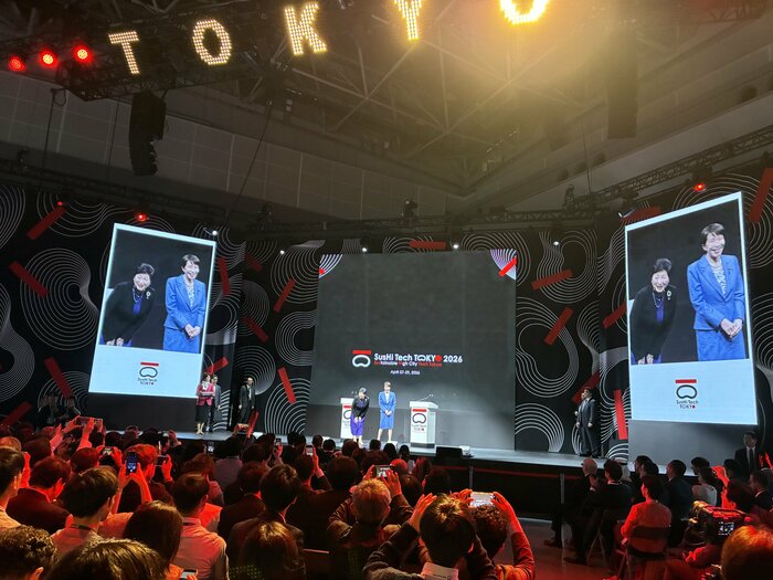 都のスタートアップイベントに高市総理とともに登壇する小池知事