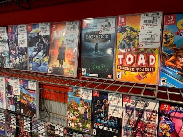 ゲームストップ店内に並ぶ商品。「新品」と「中古」価格表示がある