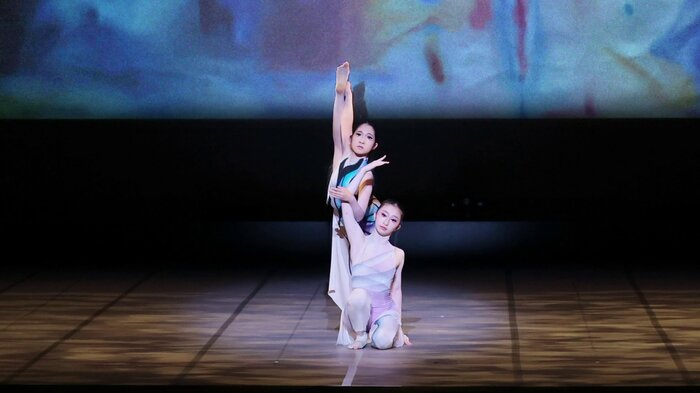 絵画をテーマにした踊りに挑戦した2人(写真提供:スタッフ・テス株式会社)