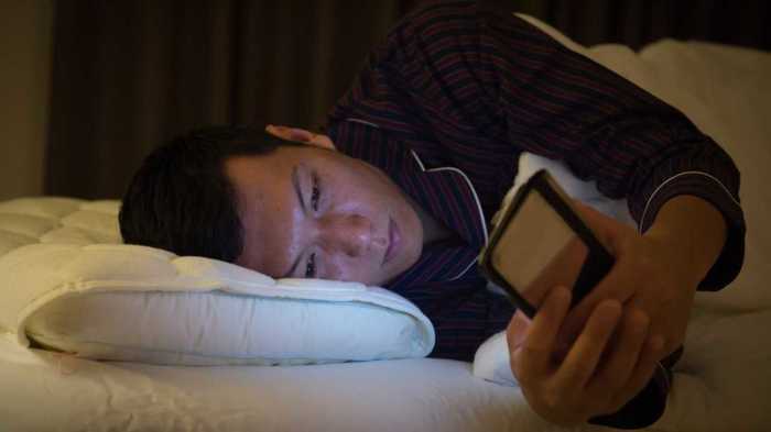 「寝ながらスマホ」睡眠不足原因2位に