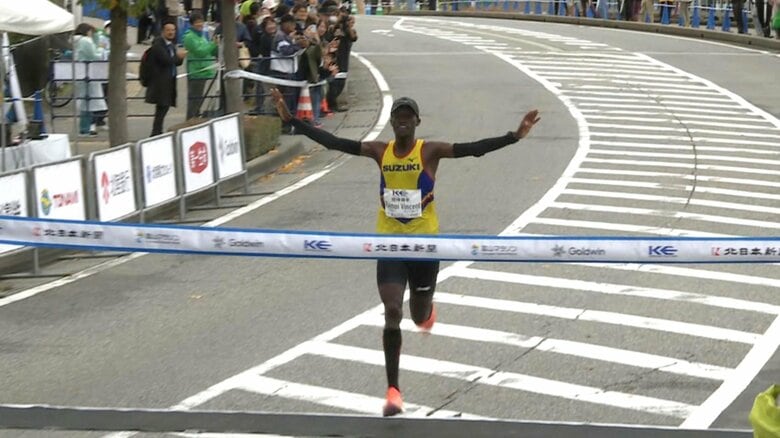 富山マラソン節目の第10回大会、ケニア出身ライモイ・ヴィンセント選手が“師匠”の記録に迫る好タイムで初優勝　県勢の守内美結さんも女子の部で栄冠｜FNNプライムオンライン