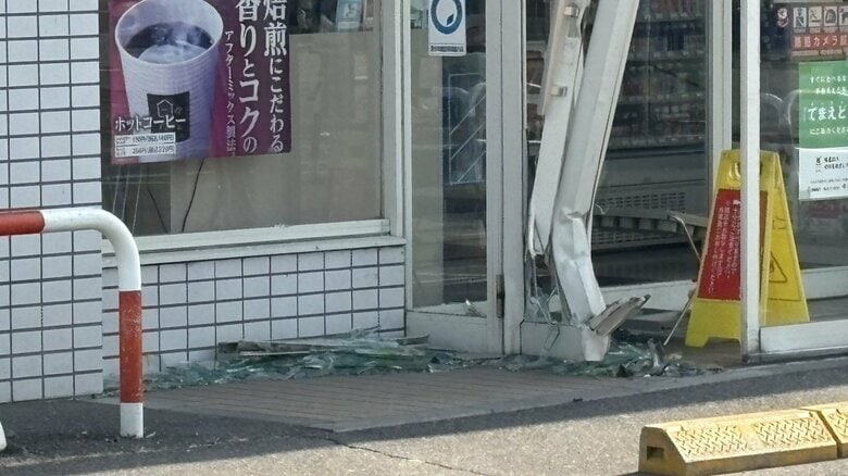 71歳が運転の車がコンビニ店に衝突　アクセルとブレーキを踏み間違えたか　長野・松本市｜FNNプライムオンライン