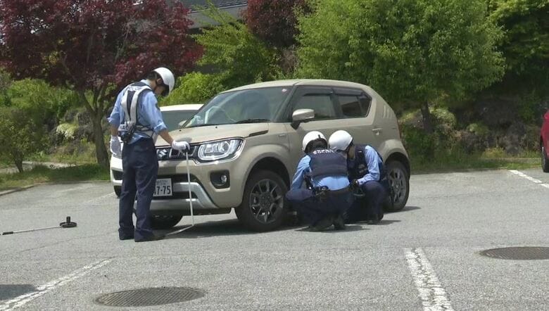 高齢女性運転の車　駐車場で歩行者はねる　車の下に入り込むも軽傷　目撃者「運転していた女性はパニックになっちゃって」｜FNNプライムオンライン