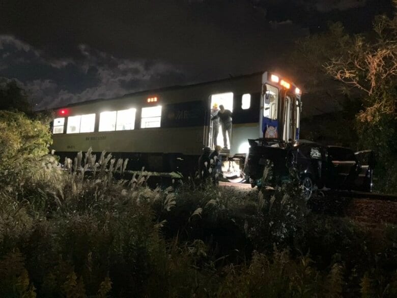 【速報】踏切付近で車と列車が接触 車に乗っていた3人が病院へ搬送 事故の影響で一部区間で運転見合わせ｜FNNプライムオンライン