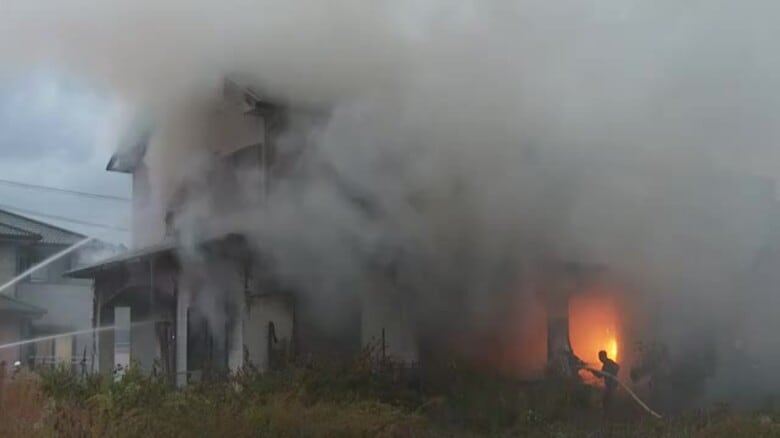 八幡浜で住宅が全焼した火事　遺体は住人の９０歳女性と判明　火事の原因引き続き調べる【愛媛】｜FNNプライムオンライン