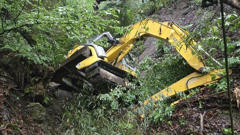 「重機が10ｍほど落ちキャビンが開かない」作業員の61歳男性が死亡　重機ごと斜面に転落　油圧ショベルを使って道路補修作業中　現場は山間部を走る県道｜FNNプライムオンライン
