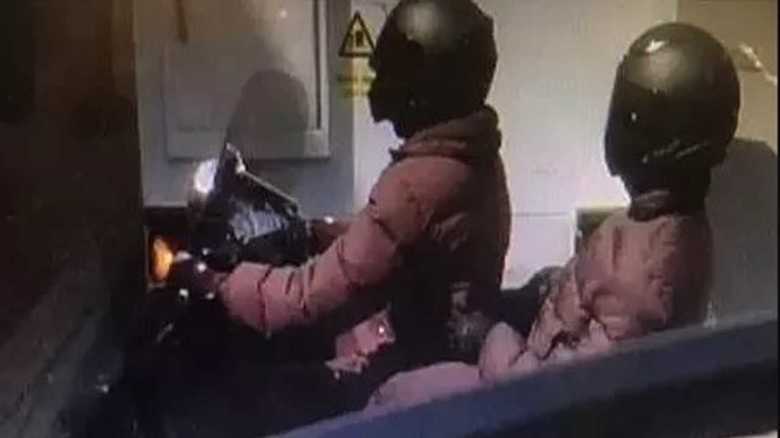ロンドン警視庁提供 逃走中の「モペッド強盗」