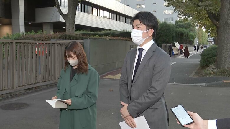 閉廷後、取材に応じる松永拓也さん(16日 東京地裁前)
