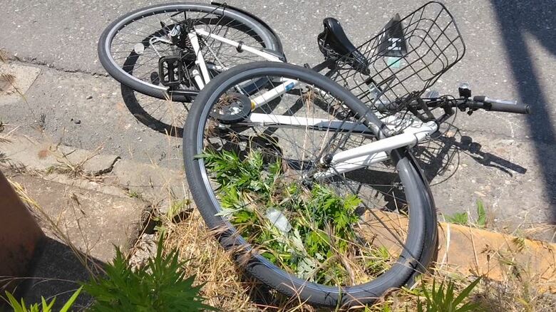横断歩道を自転車で渡っていた男性がはねられる