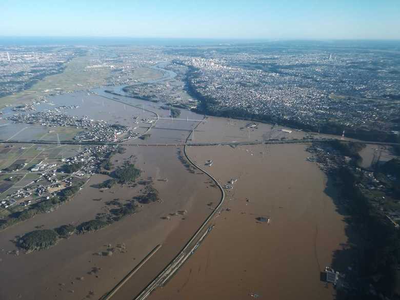 茨城県水戸市 那珂川が氾濫 付近の住宅街に濁流が