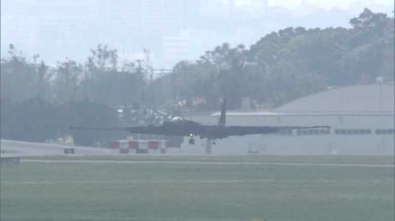 着陸するU-2S