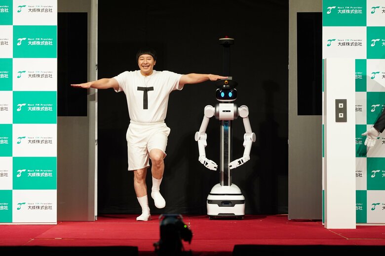 チョコレートプラネット・長田庄平さんとロボットの「ugo」